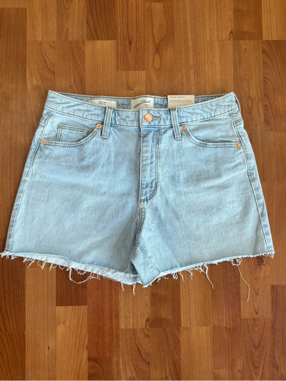 NWT Universal Thread Vintage Midi Shorts Light Wash Denim Raw Frayed Hem Size 10